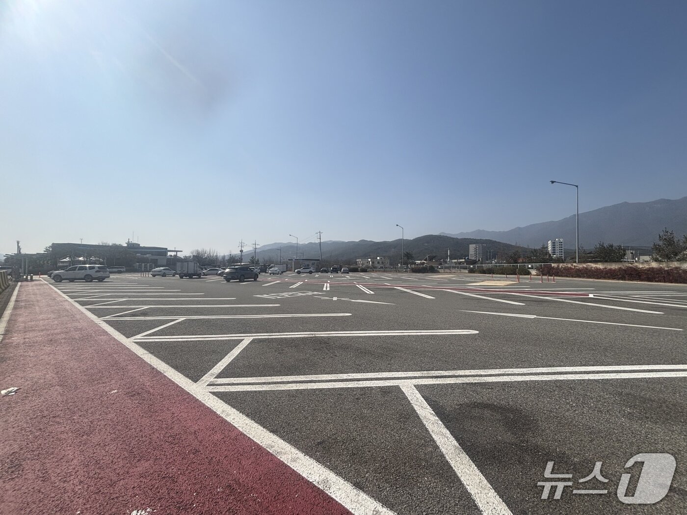 본문 이미지 - 경부고속도로에서 부산으로 진입하기 전 마지막 휴게소인 통도사 휴게소. 주변 도로의 원활한 소통으로 점심시간임에도 아직은 한산한 모습이다. 2026.2.15 ⓒ 뉴스1 홍윤 기자