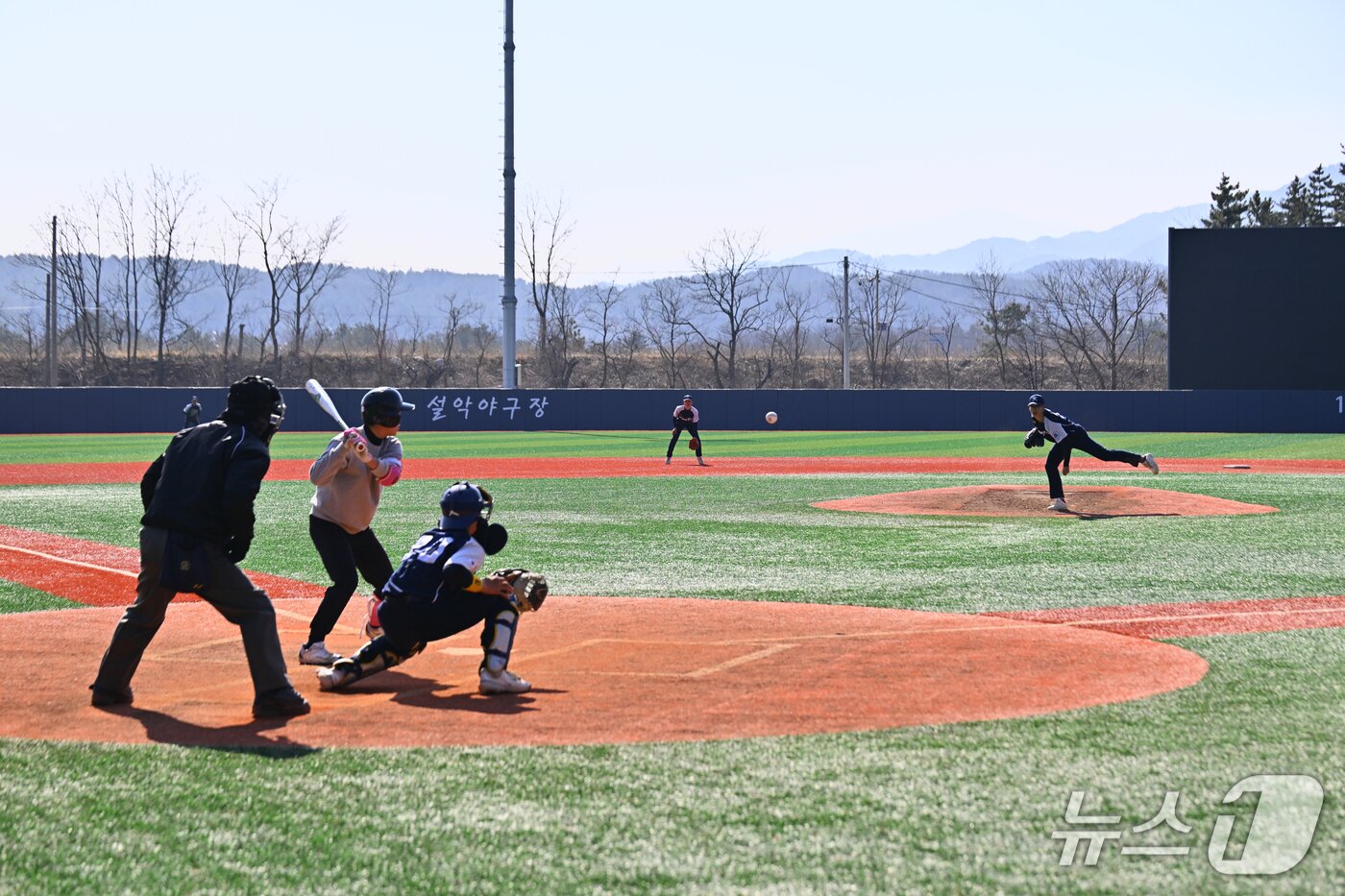 본문 이미지 - 강원 속초 중도문 설악야구장에서 열린 윈터리그.(속초시 제공, 재판매 및 DB 금지) 2026.2.15/뉴스1
