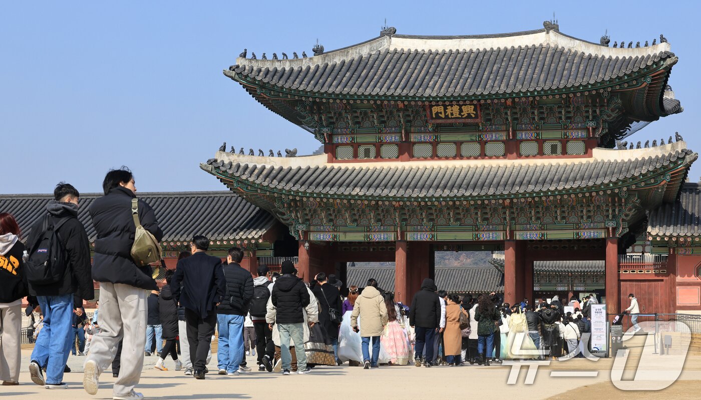 본문 이미지 - 설 연휴 둘째 날인 15일 종로구 경복궁에서 관광객들이 입장줄을 서고 있다. 2026.2.15 ⓒ 뉴스1 이호윤 기자