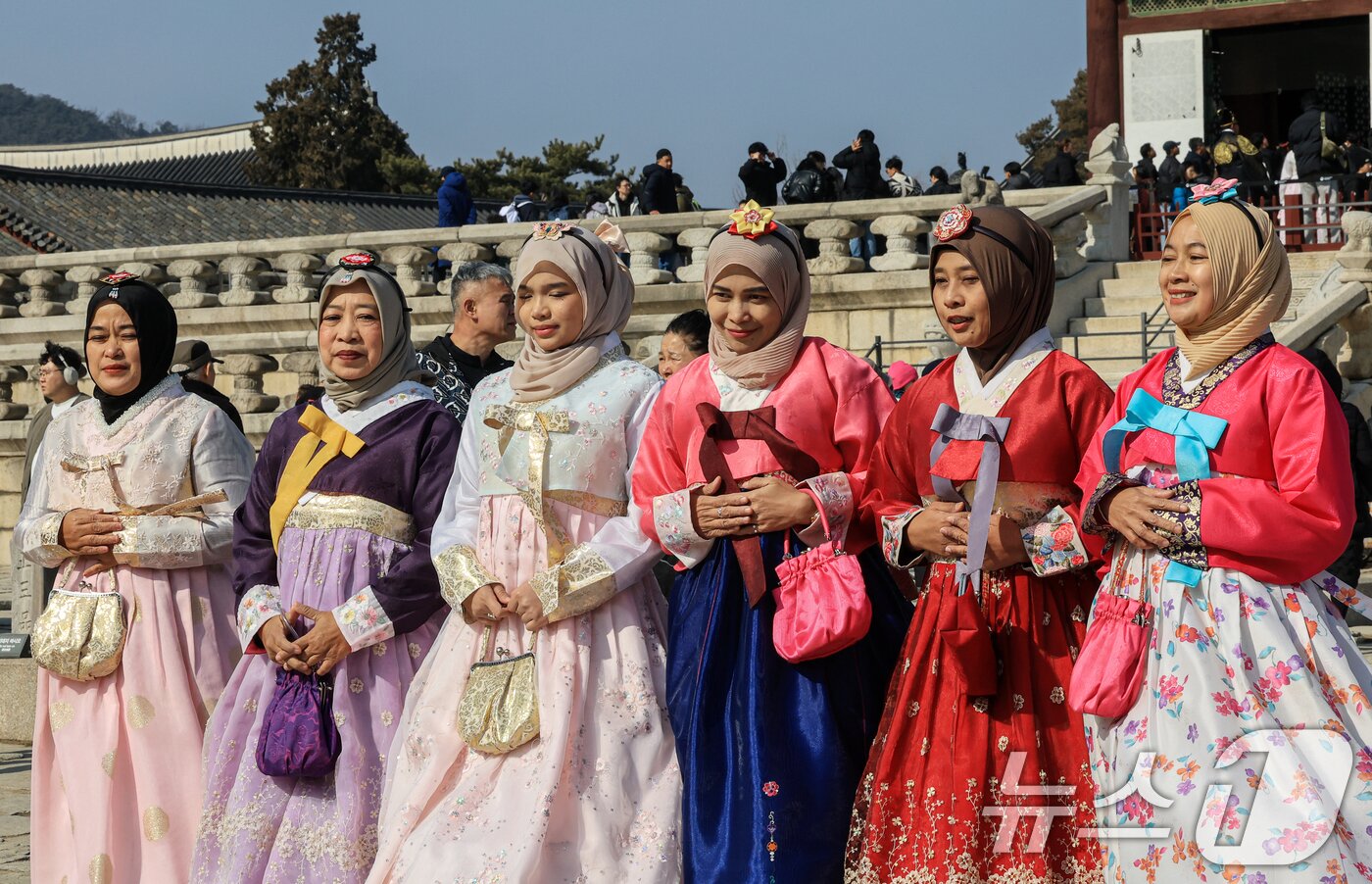 본문 이미지 - 설 연휴 둘째 날인 15일 종로구 경복궁을 찾은 외국인 관광객들이 기념촬영을 하고 있다. 2026.2.15 ⓒ 뉴스1 이호윤 기자