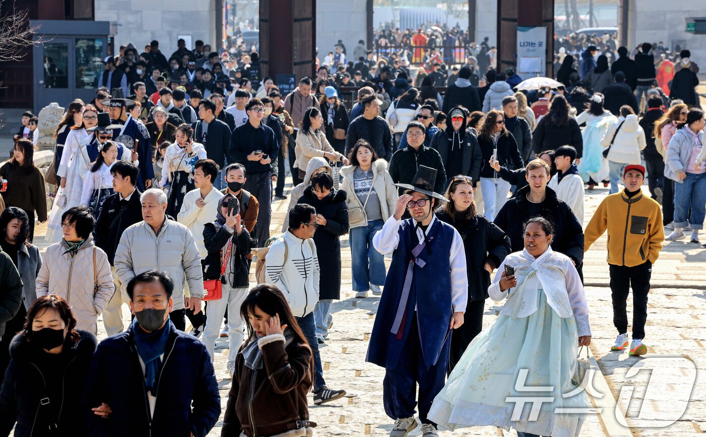 본문 이미지 - 설 연휴 둘째 날인 15일 종로구 경복궁이 관광객들로 북적이고 있다. 2026.2.15 ⓒ 뉴스1 이호윤 기자
