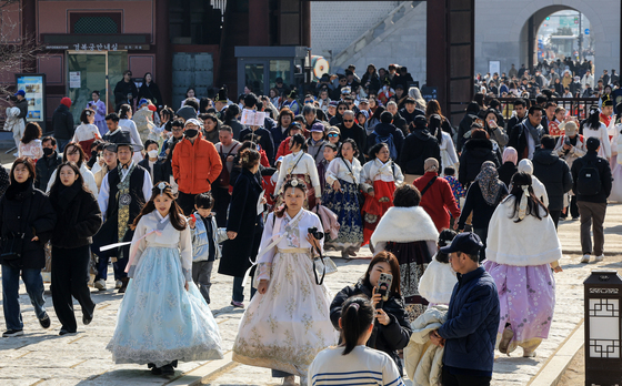 [뉴스1 PICK] 설 연휴 무료개방된 고궁…관람객들로 '북적'