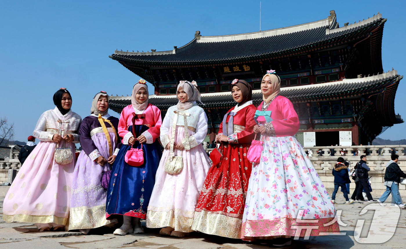 (서울=뉴스1) 이호윤 기자 = 설 연휴 둘째 날인 15일 종로구 경복궁을 찾은 외국인 관광객들이 기념촬영을 하고 있다. 이번 설 연휴 5일간(14일~18일) 4대궁(경복궁, 창덕 …