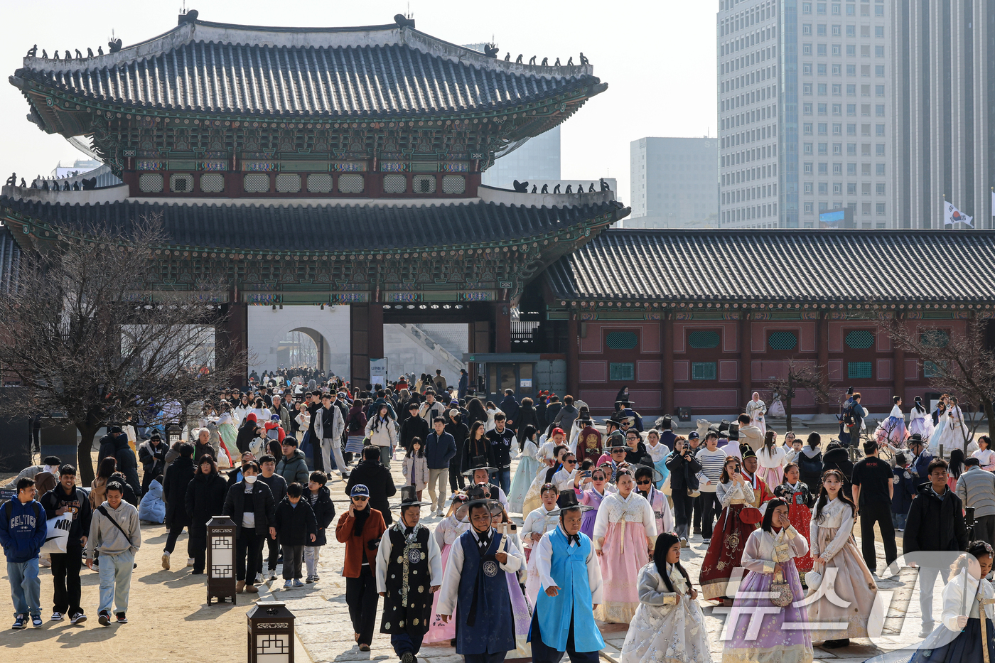 (서울=뉴스1) 이호윤 기자 = 설 연휴 둘째 날인 15일 종로구 경복궁이 관광객들로 북적이고 있다. 이번 설 연휴 5일간(14일~18일) 4대궁(경복궁, 창덕궁, 덕수궁, 창경궁 …