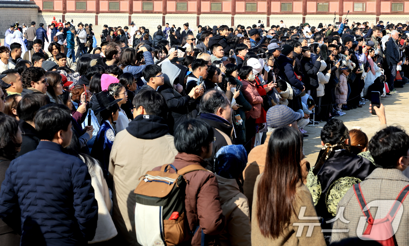 (서울=뉴스1) 이호윤 기자 = 설 연휴 둘째 날인 15일 종로구 경복궁이 관광객들로 북적이고 있다. 이번 설 연휴 5일간(14일~18일) 4대궁(경복궁, 창덕궁, 덕수궁, 창경궁 …