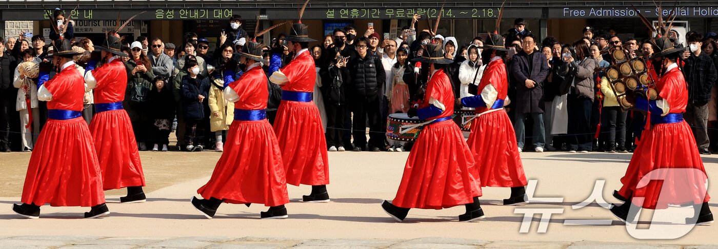 본문 이미지 - 설 연휴 둘째 날인 15일 종로구 경복궁을 찾은 관광객들이 수문장 교대식을 관람하고 있다. 2026.2.15 ⓒ 뉴스1 이호윤 기자