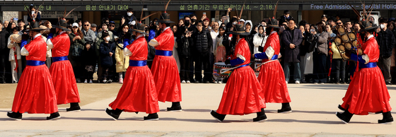 수문장 교대식 관람하는 관광객들