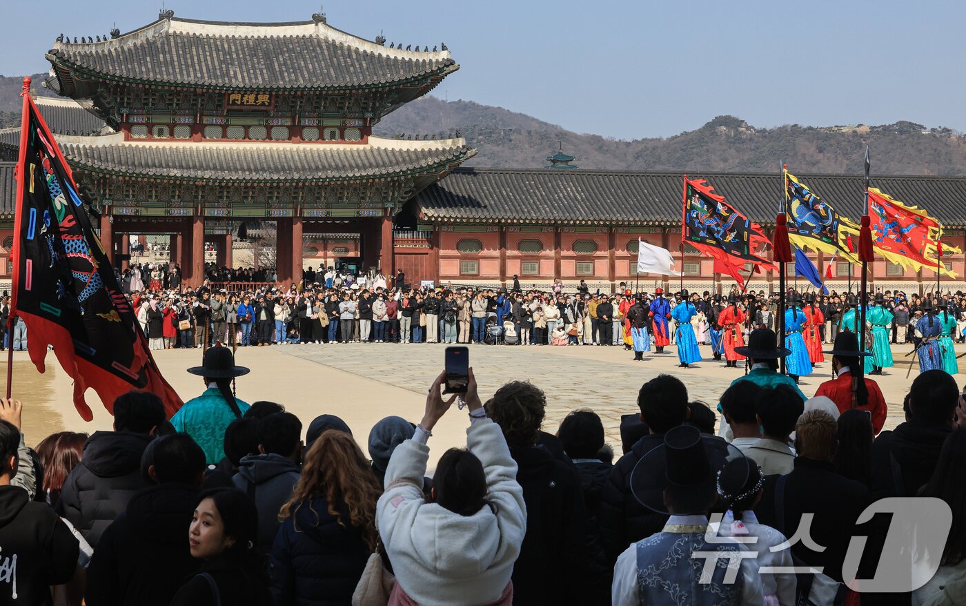 본문 이미지 - 설 연휴 둘째 날인 15일 종로구 경복궁을 찾은 관광객들이 수문장 교대식을 관람하고 있다. 2026.2.15 ⓒ 뉴스1 이호윤 기자