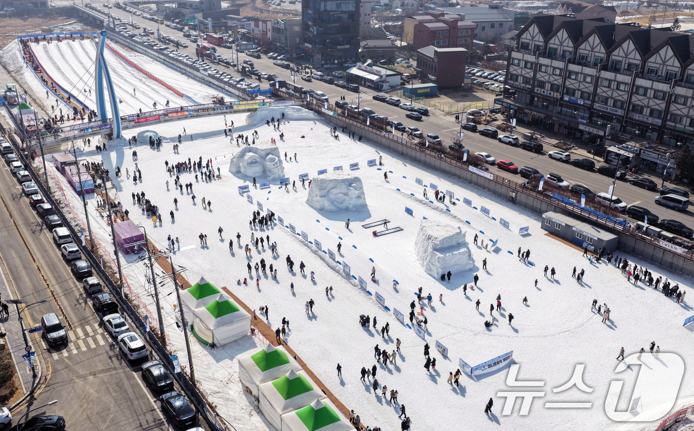 (대관령=뉴스1) = 설 연휴 둘째 날인 15일 강원도 평창군 대관령면 횡계리 송천 일대에서 열린 제34회 평창 대관령눈꽃축제를 찾은 방문객들이 축제를 즐기고 있다. (평창관광문화 …