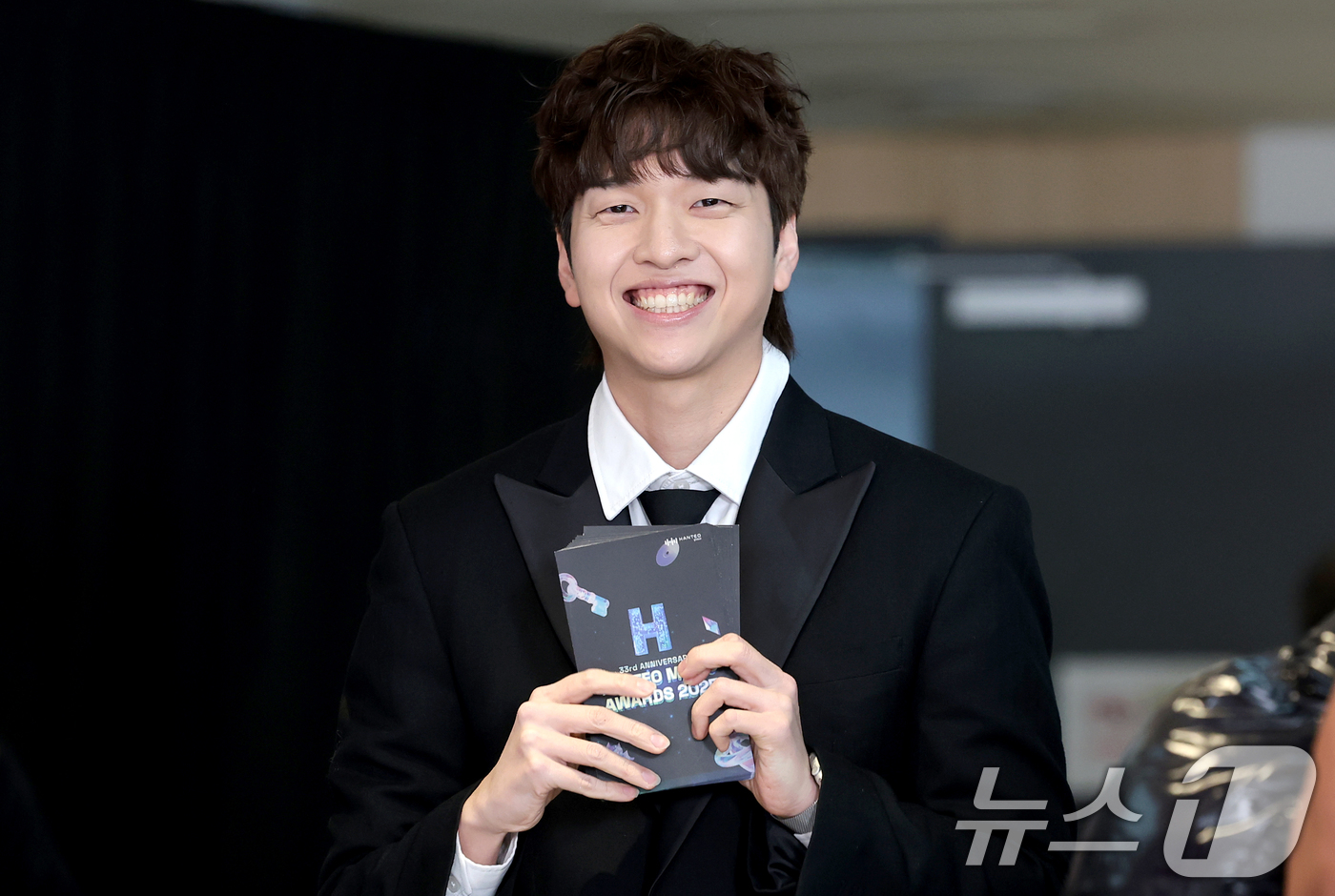 (서울=뉴스1) 권현진 기자 = 방송인 유재필이 15일 오후 서울 송파구의올림픽공원 KSPO돔에서 열린 '33주년 한터뮤직어워즈 2025’ 레드카펫 행사에 참석해 미소를 짓고 있다 …