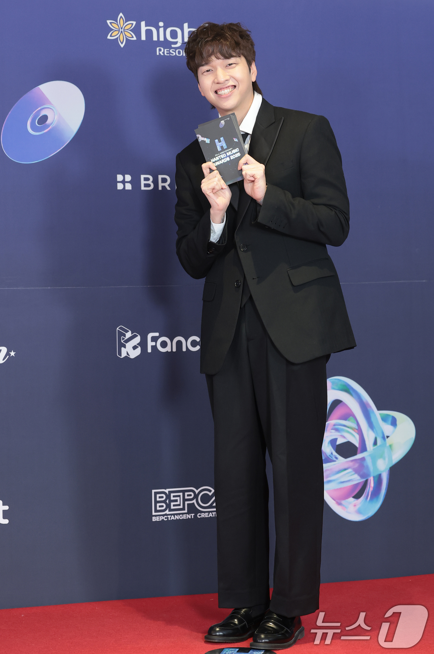 (서울=뉴스1) 권현진 기자 = 방송인 유재필이 15일 오후 서울 송파구의올림픽공원 KSPO돔에서 열린 '33주년 한터뮤직어워즈 2025’ 레드카펫 행사에 참석해 미소를 짓고 있다 …