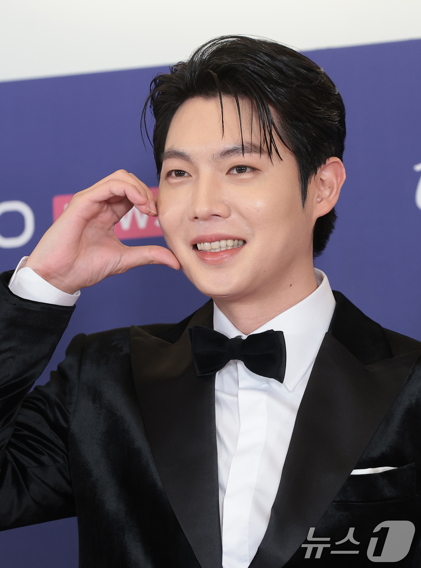 (서울=뉴스1) 권현진 기자 = 가수 손태진이 15일 오후 서울 송파구의올림픽공원 KSPO돔에서 열린 '33주년 한터뮤직어워즈 2025’ 레드카펫 행사에 참석해 포즈를 취하고 있다 …