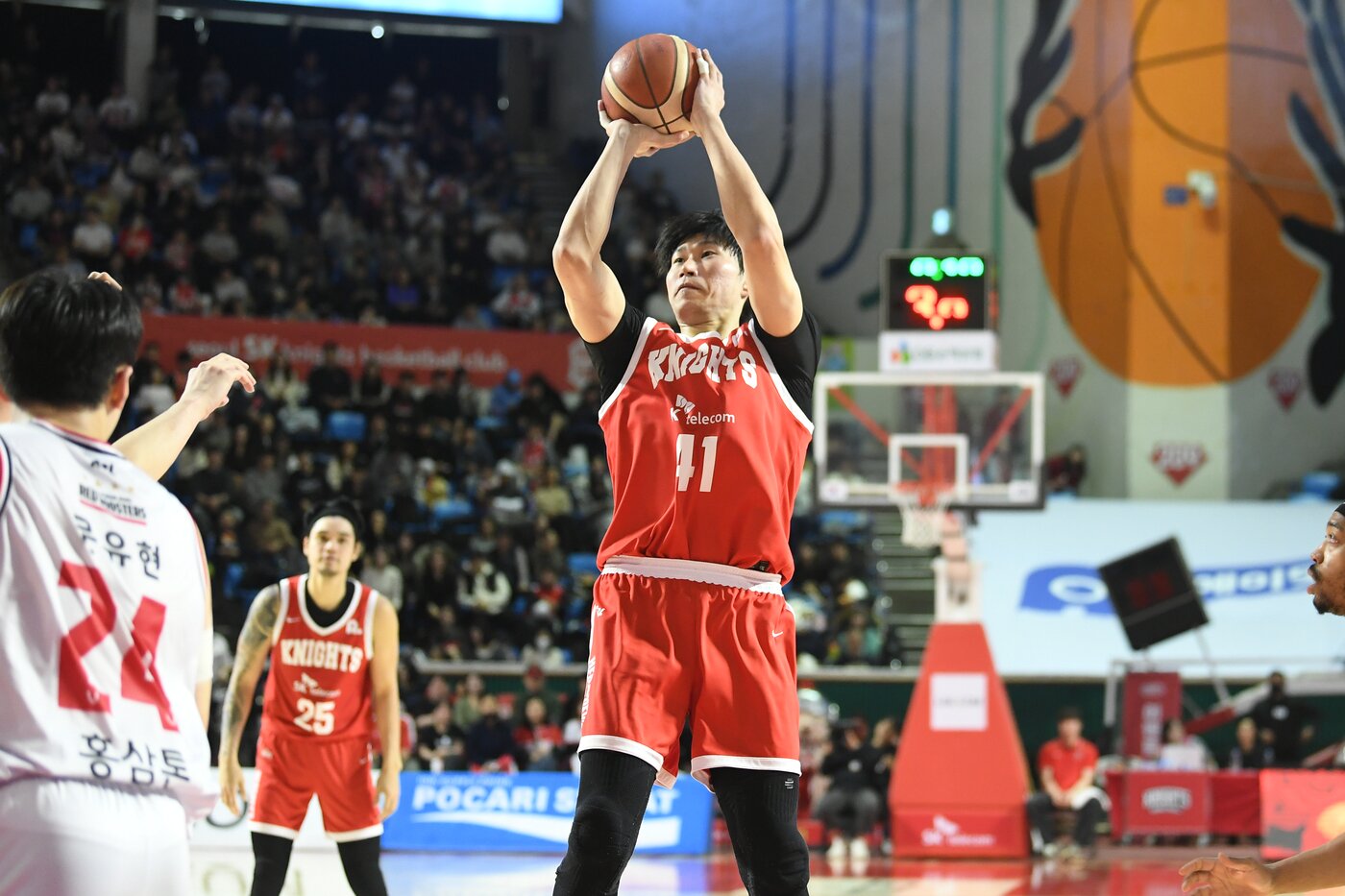 본문 이미지 - 서울 SK 오세근은 15일 서울 잠실학생체육관에서 열린 2025-26 프로농구 안양 정관장전에서 16점 5리바운드로 활약해 팀의 80-77 승리를 이끌었다. (KBL 제공)