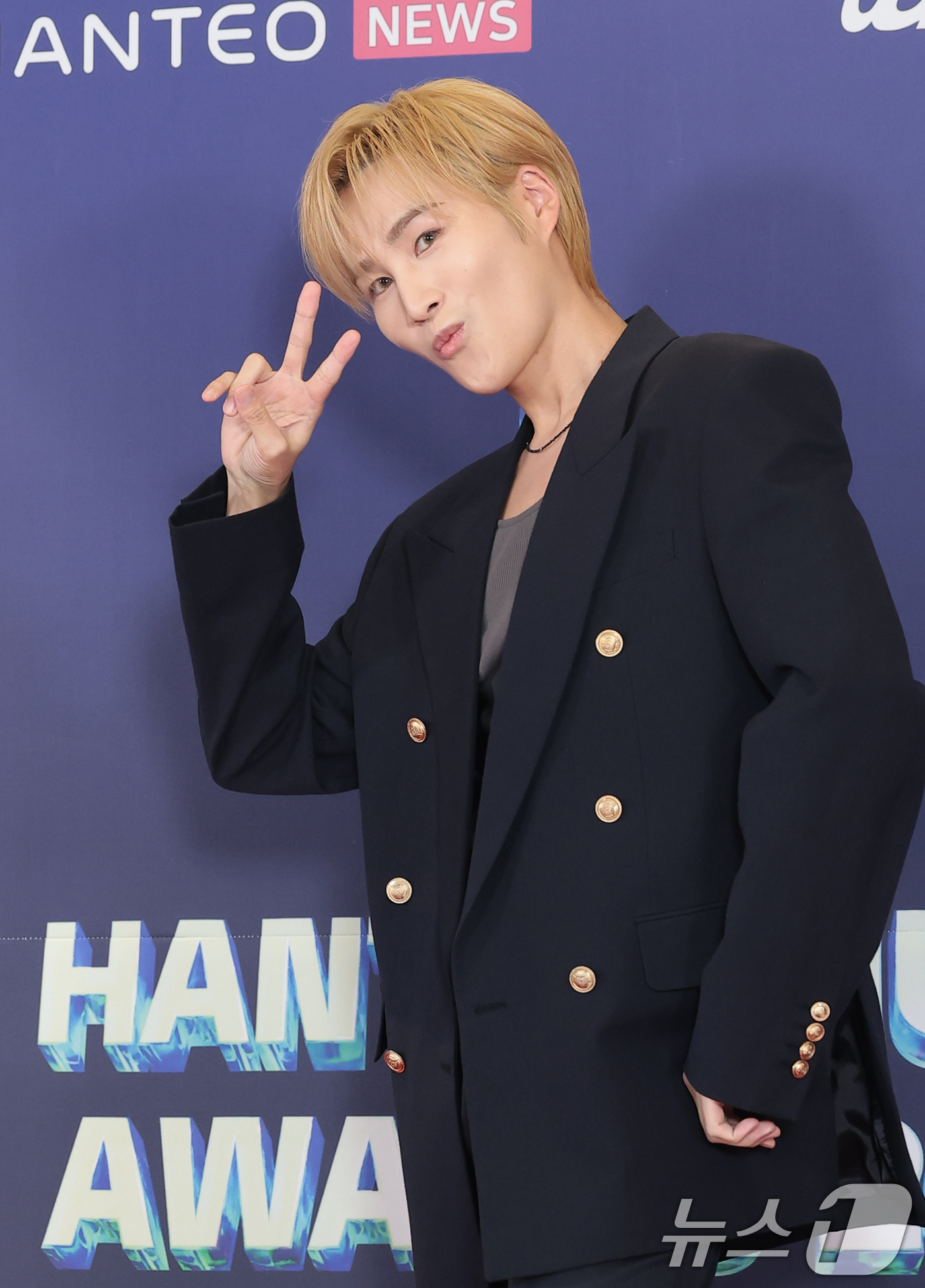 (서울=뉴스1) 권현진 기자 = 가수 김희재가 15일 오후 서울 송파구의올림픽공원 KSPO돔에서 열린 '33주년 한터뮤직어워즈 2025’ 레드카펫 행사에 참석해 포즈를 취하고 있다 …