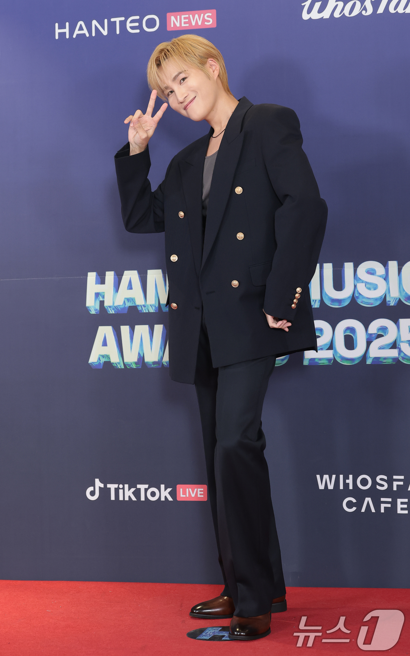 (서울=뉴스1) 권현진 기자 = 가수 김희재가 15일 오후 서울 송파구의올림픽공원 KSPO돔에서 열린 '33주년 한터뮤직어워즈 2025’ 레드카펫 행사에 참석해 포즈를 취하고 있다 …