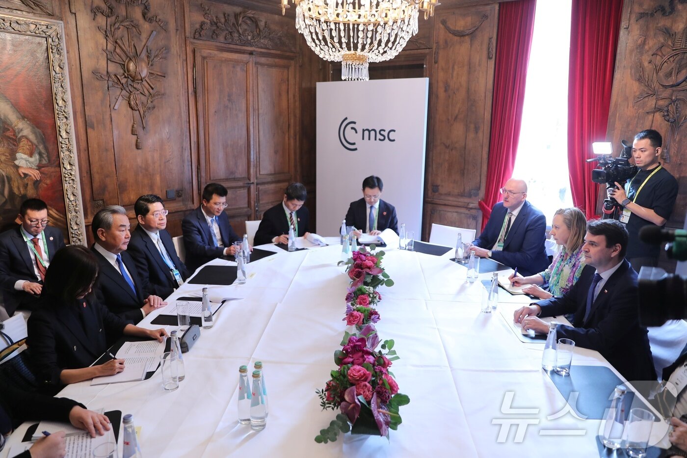 본문 이미지 - 왕이 중국 외교부장(왼쪽에서 두 번째)이 14일 뮌헨안보회의 참석을 계기로 페트르 마친카 체코 부총리 겸 외무장관과 회담하고 있다. 2026.2.14 ⓒ 신화=뉴스1