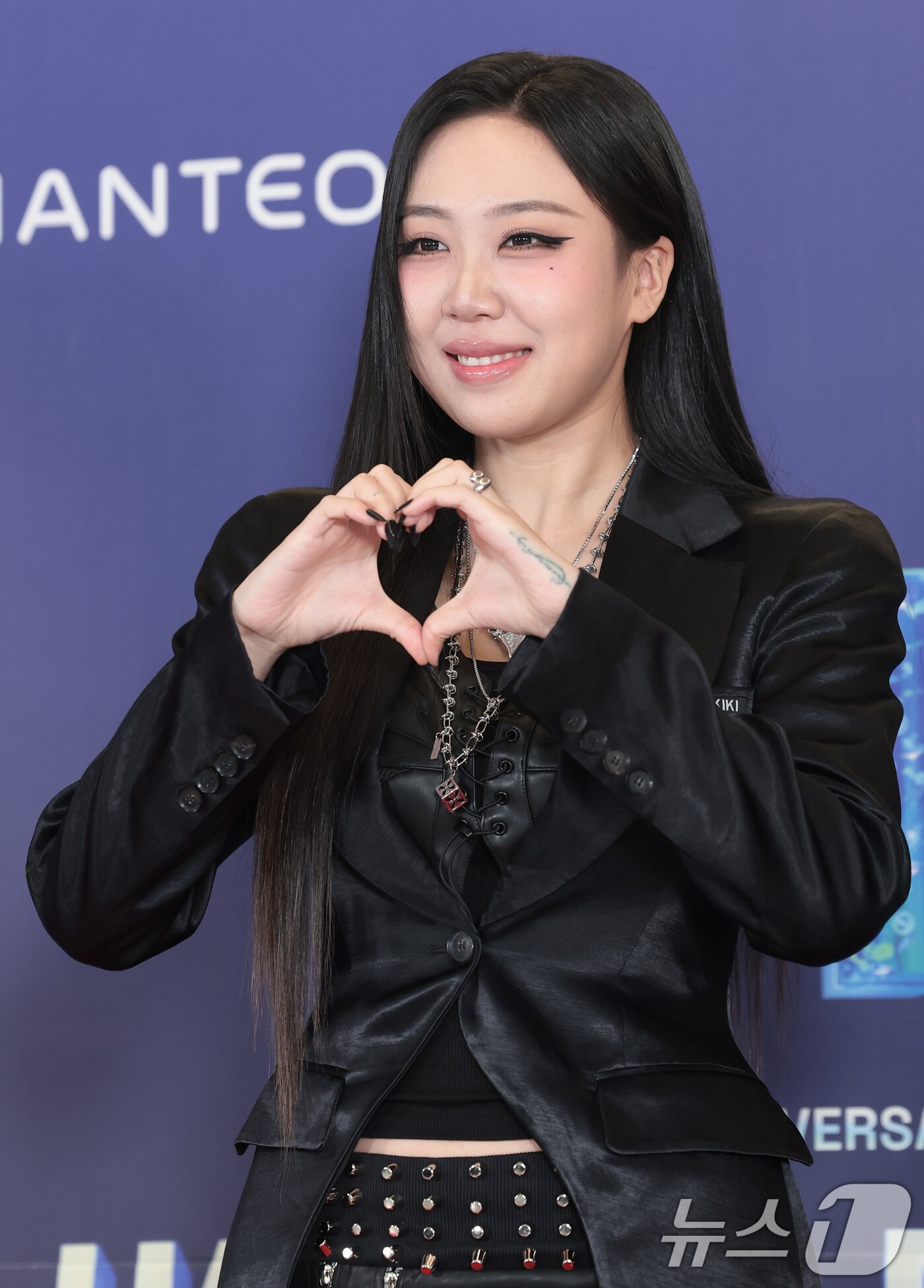 본문 이미지 - 가수 이영지가 15일 오후 서울 송파구의올림픽공원 KSPO돔에서 열린 '33주년 한터뮤직어워즈 2025’ 레드카펫 행사에 참석해 포즈를 취하고 있다. 2026.2.15 ⓒ 뉴스1 권현진 기자