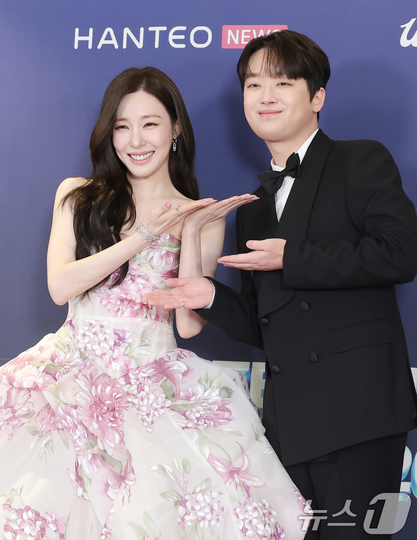 (서울=뉴스1) 권현진 기자 = 소녀시대 티파니 영과 이찬원이 15일 오후 서울 송파구의올림픽공원 KSPO돔에서 열린 '33주년 한터뮤직어워즈 2025’ 레드카펫 행사에 참석해 포 …