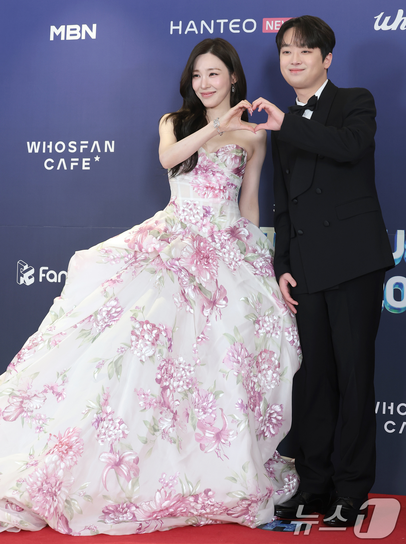 (서울=뉴스1) 권현진 기자 = 소녀시대 티파니 영과 이찬원(오른쪽)이 15일 오후 서울 송파구의올림픽공원 KSPO돔에서 열린 '33주년 한터뮤직어워즈 2025’ 레드카펫 행사에 …