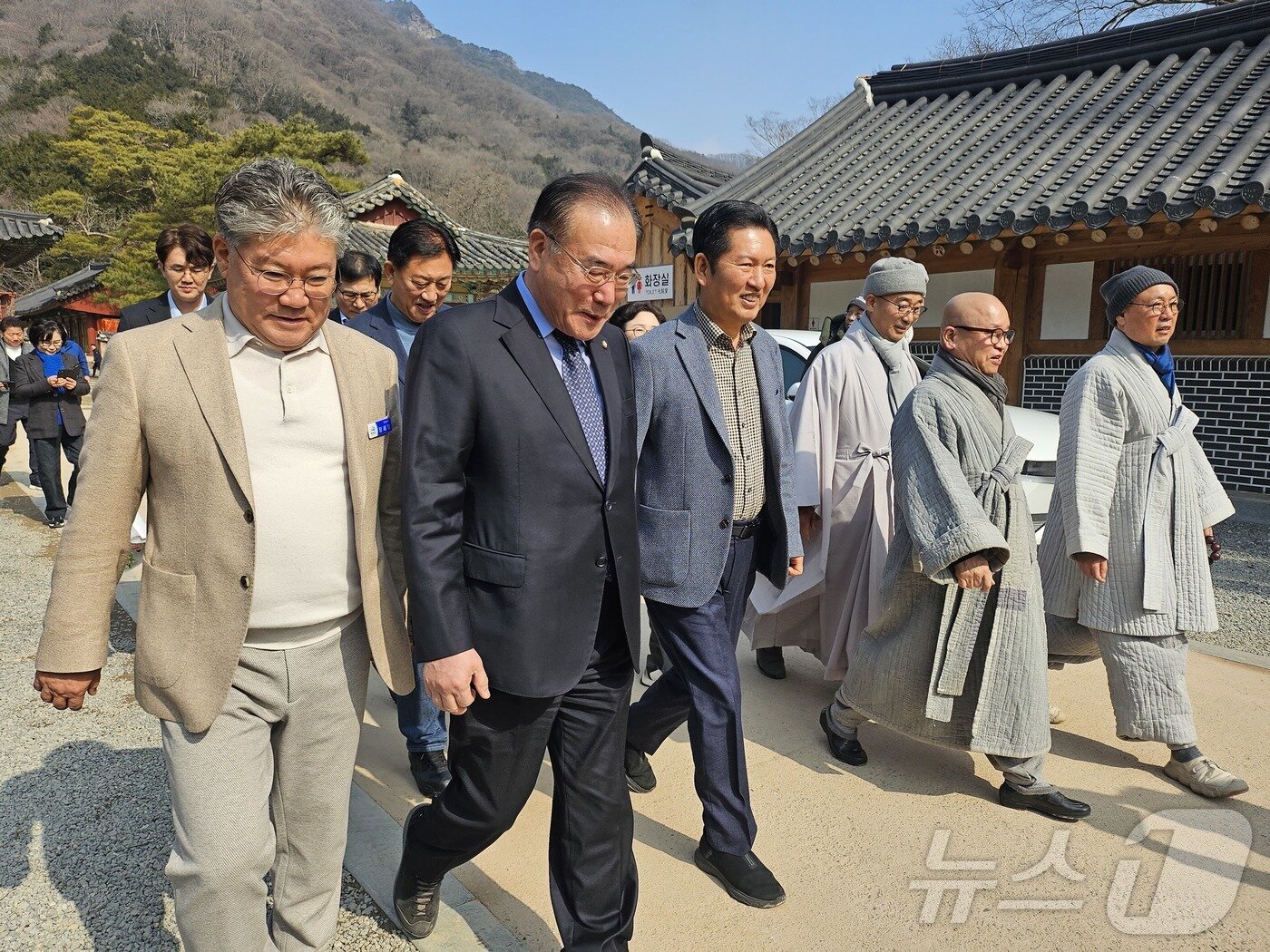 본문 이미지 - 설 연휴 둘째날인 15일 정청래 더불어민주당 대표가 이개호 국회의원과 장성 백양사를 찾아 주지 무공 스님과 경내를 거닐고 있다.(이개호 국회의원실 제공. 재배포 및 DB 금지)