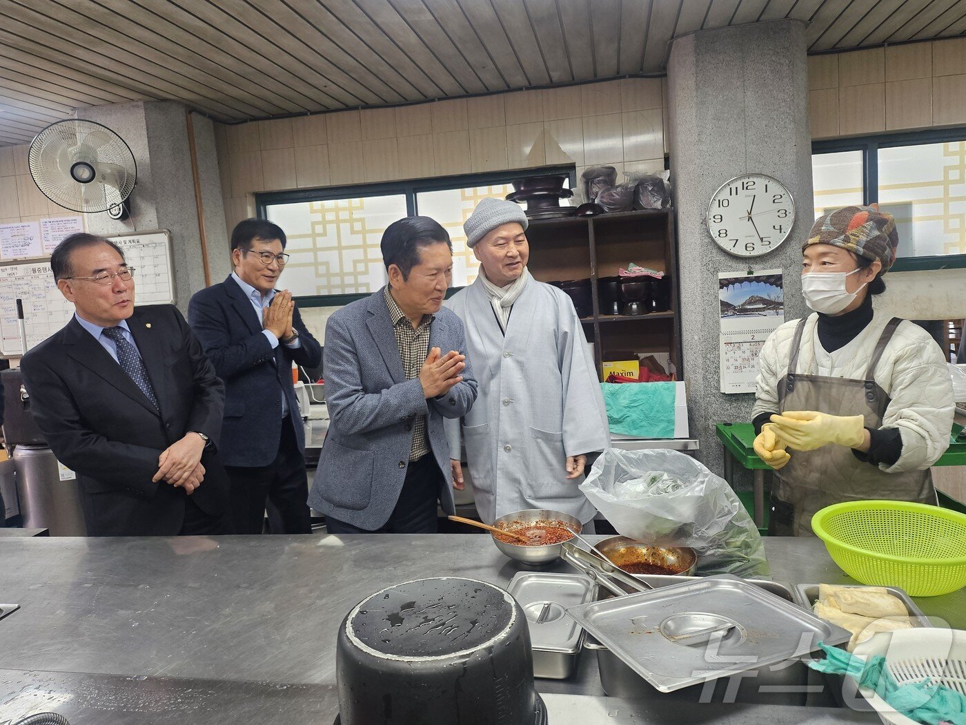 본문 이미지 - 설 연휴 둘째날인 15일 정청래 더불어민주당 대표가 이개호 국회의원과 장성 백양사를 찾아 사찰음식을 체험하고 있다.(이개호 국회의원실 제공. 재배포 및 DB 금지)