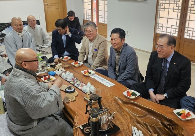 설 연휴 둘째날 장성 백양사 찾은 정청래 "불교계 발전 기여할 것"