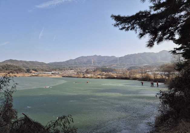 얼음낚시하다 '쩍'…홍천 저수지 빠진 60대 남성 구조