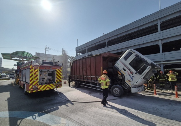 울산 농수산물시장서 5톤 트럭 화재…20여분 만에 진화