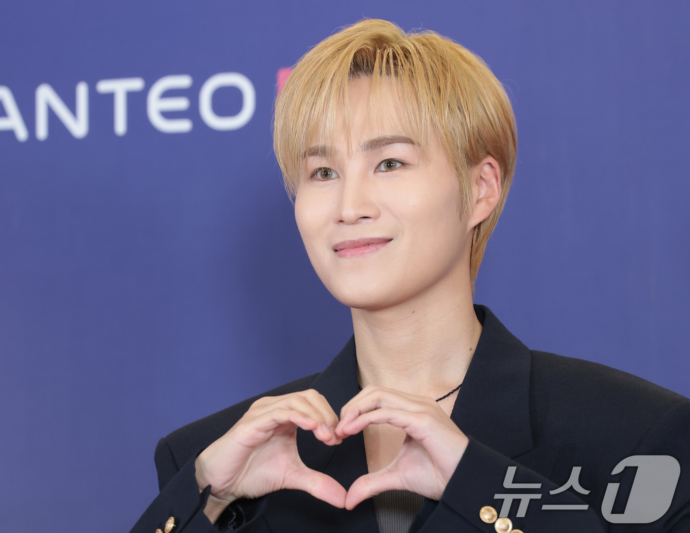 (서울=뉴스1) 권현진 기자 = 가수 김희재가 15일 오후 서울 송파구의올림픽공원 KSPO돔에서 열린 '33주년 한터뮤직어워즈 2025’ 레드카펫 행사에 참석해 포즈를 취하고 있다 …