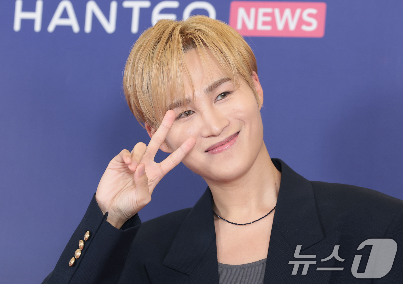 (서울=뉴스1) 권현진 기자 = 가수 김희재가 15일 오후 서울 송파구의올림픽공원 KSPO돔에서 열린 '33주년 한터뮤직어워즈 2025’ 레드카펫 행사에 참석해 포즈를 취하고 있다 …