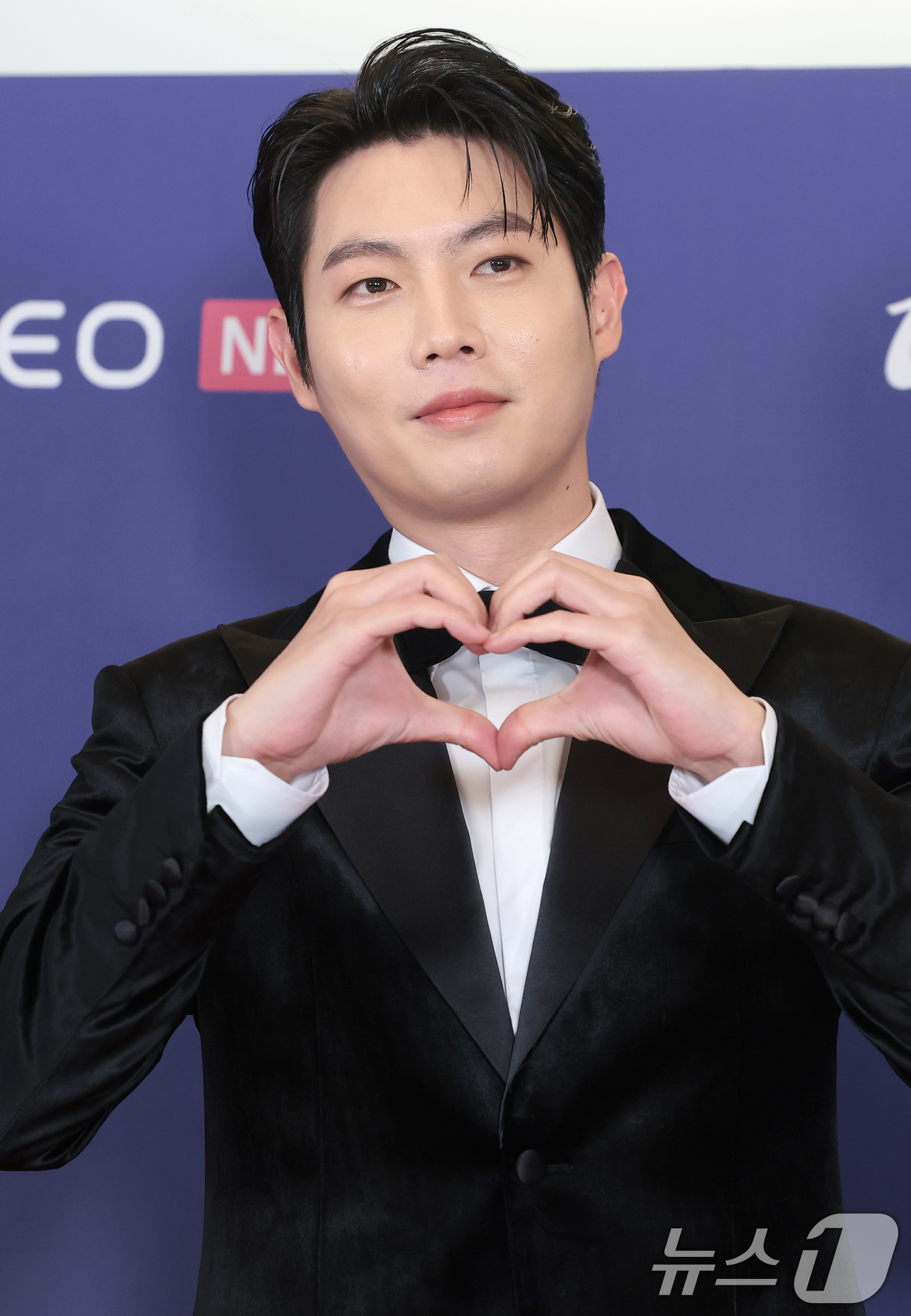 (서울=뉴스1) 권현진 기자 = 가수 손태진이 15일 오후 서울 송파구의올림픽공원 KSPO돔에서 열린 '33주년 한터뮤직어워즈 2025’ 레드카펫 행사에 참석해 포즈를 취하고 있다 …