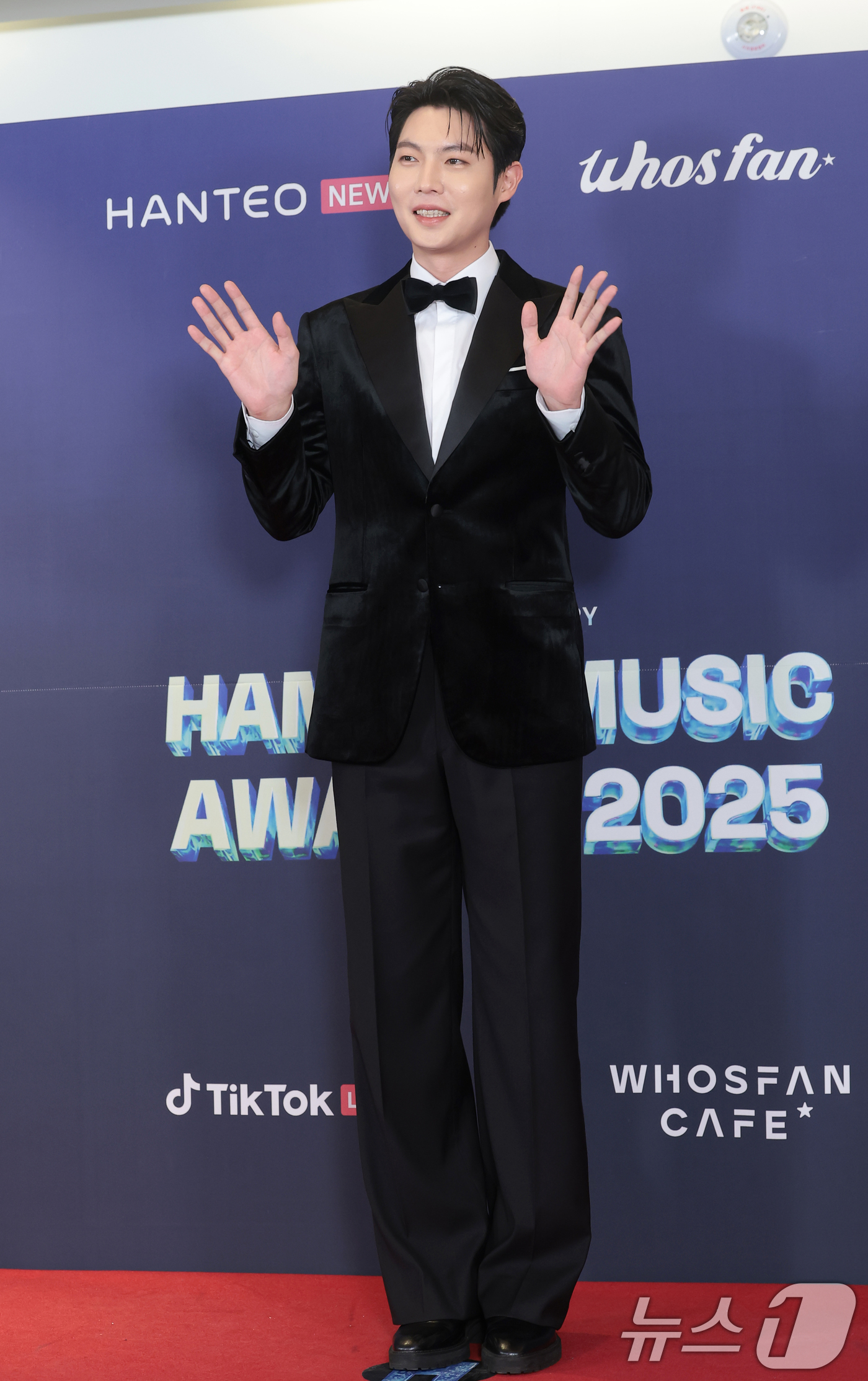 (서울=뉴스1) 권현진 기자 = 가수 손태진이 15일 오후 서울 송파구의올림픽공원 KSPO돔에서 열린 '33주년 한터뮤직어워즈 2025’ 레드카펫 행사에 참석해 포즈를 취하고 있다 …
