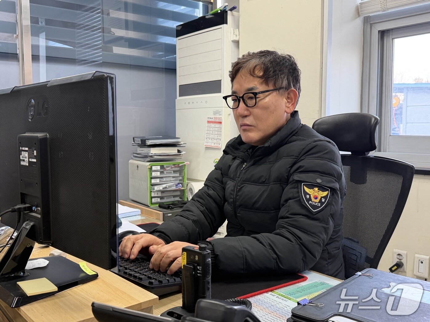 본문 이미지 - 충북경찰청 고속도로순찰대 김강겸 경위가 상황실 업무를 보고 있다.2026.02.15./뉴스1 장예린 기자