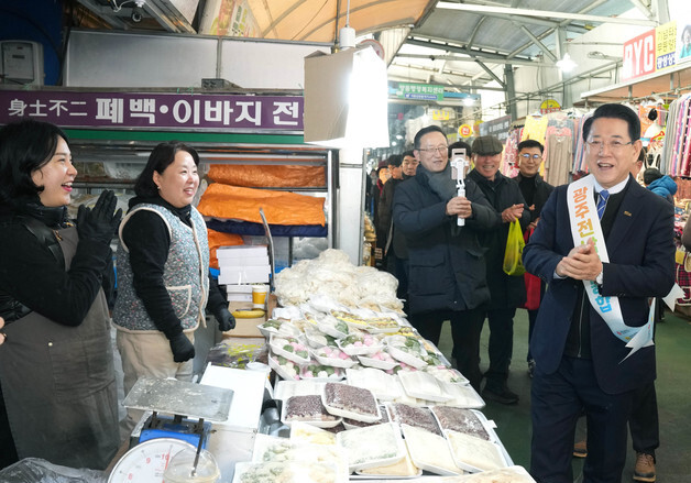 김영록·신정훈·이개호 등 특별시장 후보들, 광주 양동시장 출격