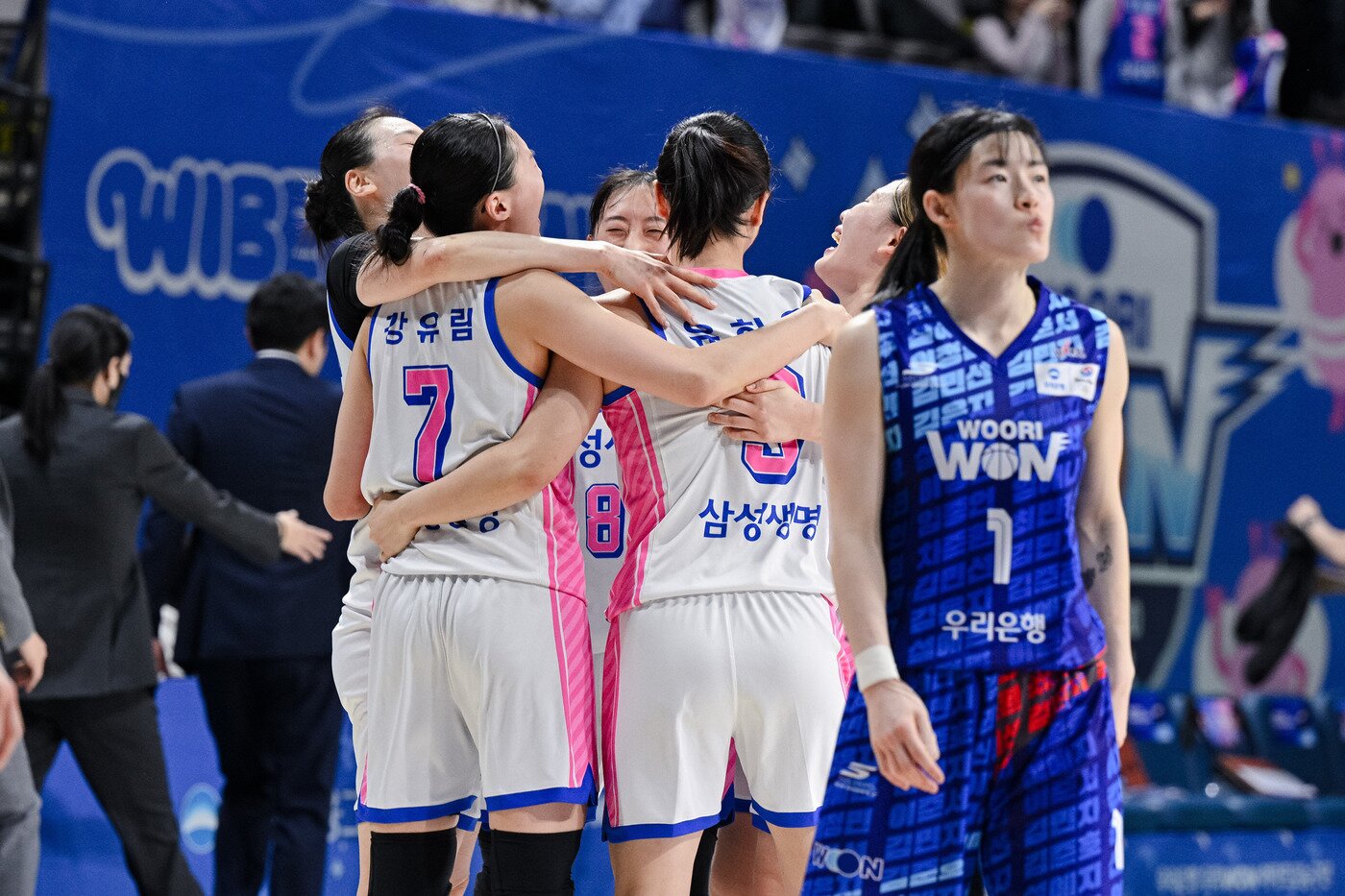 본문 이미지 - 용인 삼성생명 선수들이 15일 충남 아산이순신체육관에서 열린 2025-26 여자프로농구 아산 우리은행전에서 58-56로 승리한 뒤 기뻐하고 있다. (WKBL 제공)