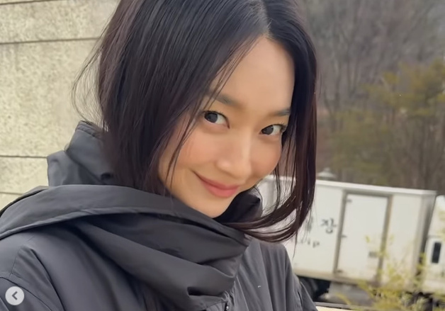 신민아, 전지적 ♥김우빈 시점 샷? 수줍은 미소로 새댁 모드 [N샷]