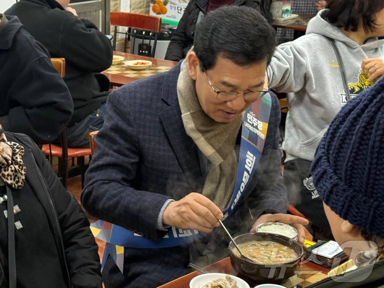 본문 이미지 - 신정훈 더불어민주당 의원(나주·화순)이 15일 광주 서구 양동시장 식당 하나분식에서 노무현 전 대통령이 국밥을 먹었던 자리에서 국밥을 먹고 있다.(신정훈 SNS. 재배포 및 DB 금지)