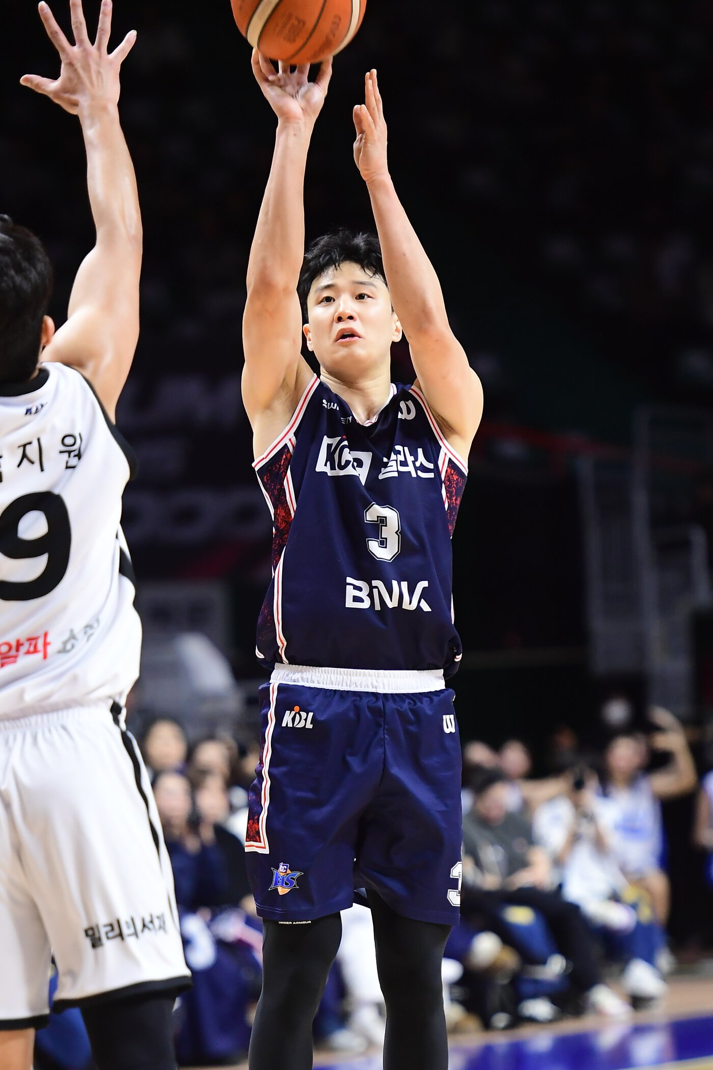 본문 이미지 - 부산 KCC 허웅은 15일 부산 사직체육관에서 열린 2025-26 프로농구 수원 KT전에서 21점을 넣어 팀의 83-81 승리를 이끌었다. (KBL 제공)