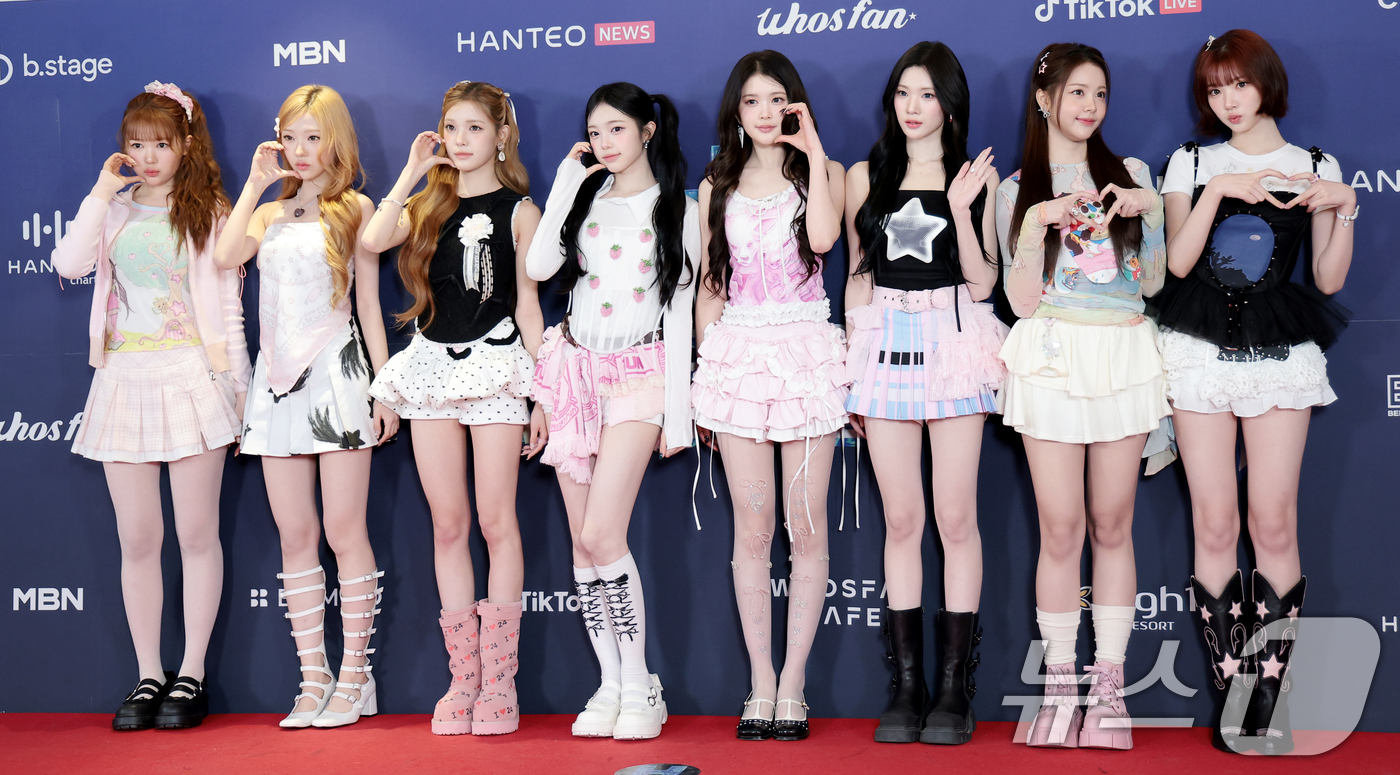 (서울=뉴스1) 권현진 기자 = 그룹 하츠투하츠가 15일 오후 서울 송파구의올림픽공원 KSPO돔에서 열린 '33주년 한터뮤직어워즈 2025’ 레드카펫 행사에 참석해 포즈를 취하고 …