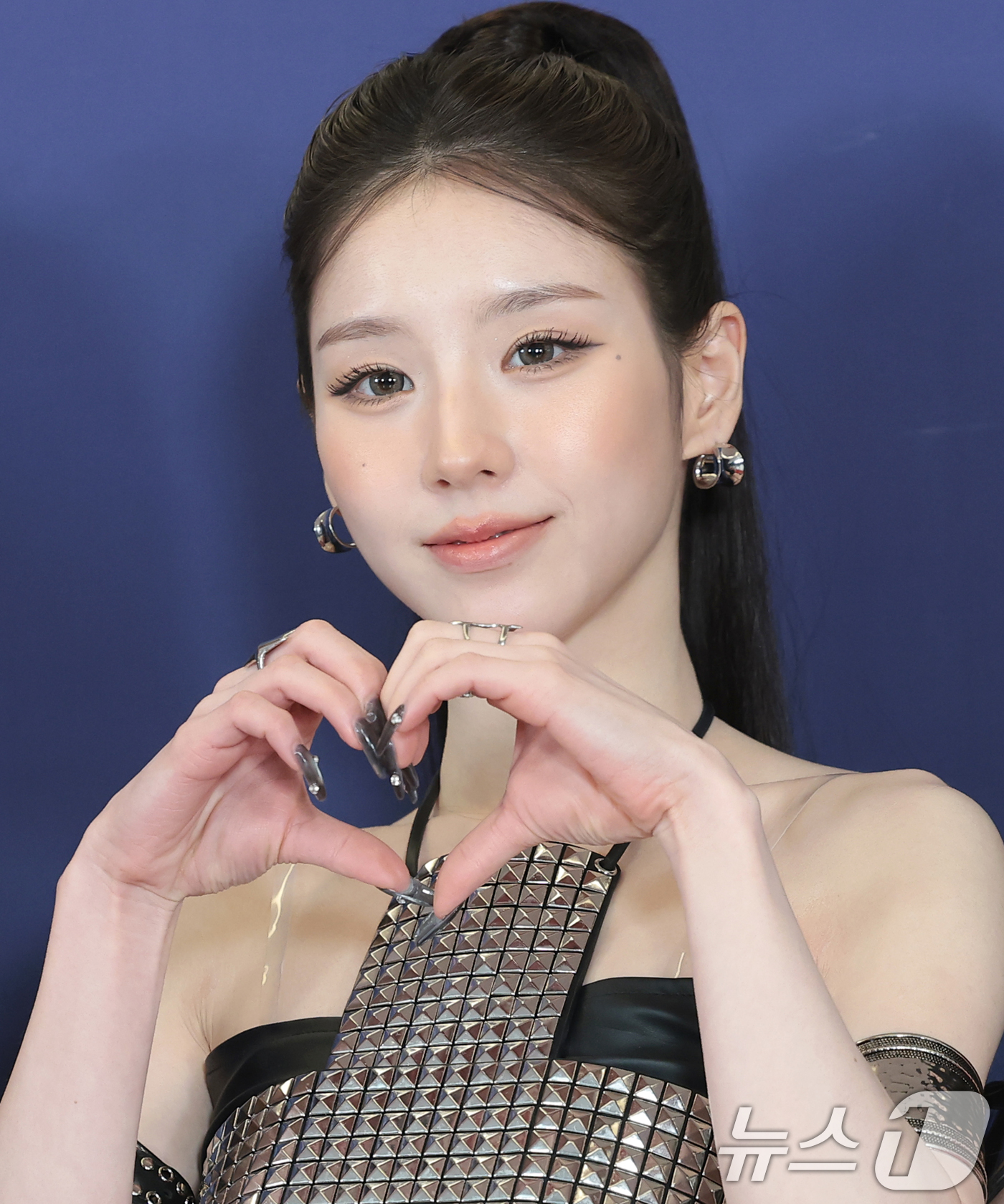 (서울=뉴스1) 권현진 기자 = 아르테미스 희진이 15일 오후 서울 송파구의올림픽공원 KSPO돔에서 열린 '33주년 한터뮤직어워즈 2025’ 레드카펫 행사에 참석해 포즈를 취하고 …