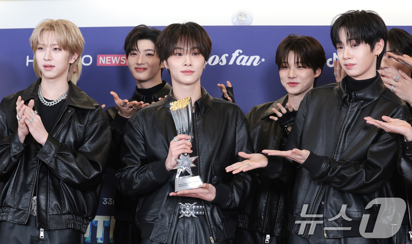 (서울=뉴스1) 권현진 기자 = 그룹 아이덴티티(IDNTT)가 15일 오후 서울 송파구의올림픽공원 KSPO돔에서 열린 '33주년 한터뮤직어워즈 2025’ 레드카펫 행사에 참석해 포 …