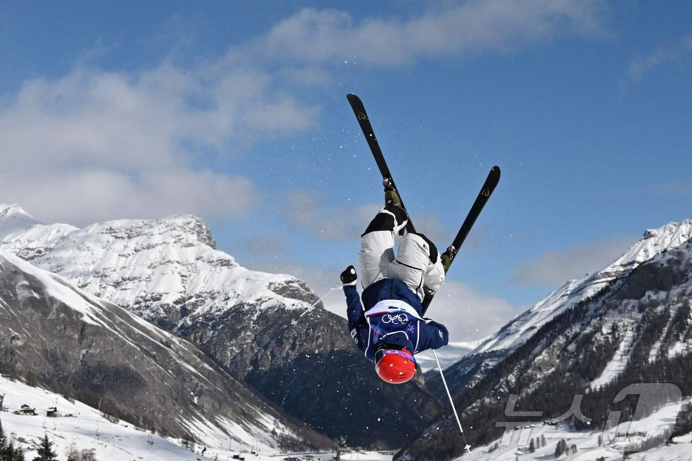 본문 이미지 - 정대윤이 15일(한국시간) 열린 2026 밀라노·코르티나담페초 동계 올림픽 프리스타일 스키 남자 듀얼 모굴에서 8강 탈락했다. ⓒ AFP=뉴스1