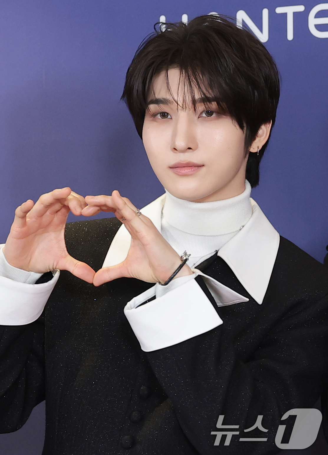 (서울=뉴스1) 권현진 기자 = 그룹 나우즈 연우가 15일 오후 서울 송파구의올림픽공원 KSPO돔에서 열린 '33주년 한터뮤직어워즈 2025’ 레드카펫 행사에 참석해 포즈를 취하고 …