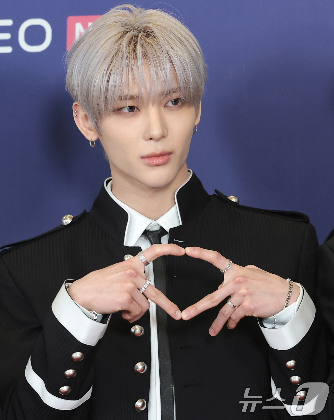 (서울=뉴스1) 권현진 기자 = 그룹 나우즈 시윤이 15일 오후 서울 송파구의올림픽공원 KSPO돔에서 열린 '33주년 한터뮤직어워즈 2025’ 레드카펫 행사에 참석해 포즈를 취하고 …