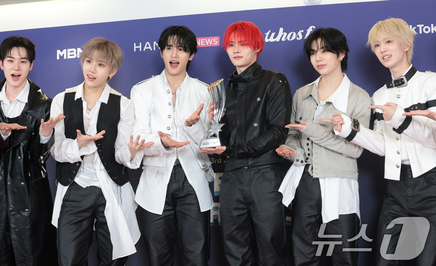 (서울=뉴스1) 권현진 기자 = 그룹 에잇턴이 15일 오후 서울 송파구의올림픽공원 KSPO돔에서 열린 '33주년 한터뮤직어워즈 2025’ 레드카펫 행사에 참석해 블루밍 스타상을 받 …