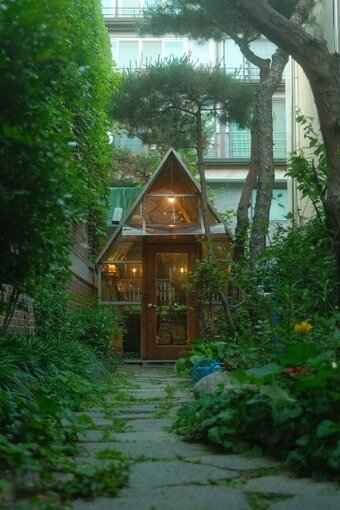 본문 이미지 - 서울시 서초구 서래마을에 위치한 북스테이 '해금서가' 전경. 이곳에서는 편지 및 책 처방 등 철저한 개인 맞춤형 독서 경험을 제공한다. 이용자의 고민에 따라 진열되는 책이 달라지며 숙박도 가능하다. (해금서가 제공)