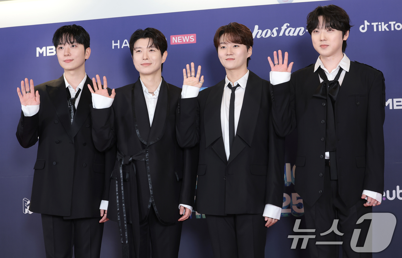 (서울=뉴스1) 권현진 기자 = 포레스텔라가 15일 오후 서울 송파구의올림픽공원 KSPO돔에서 열린 '33주년 한터뮤직어워즈 2025’ 레드카펫 행사에 참석해 인사를 하고 있다. …