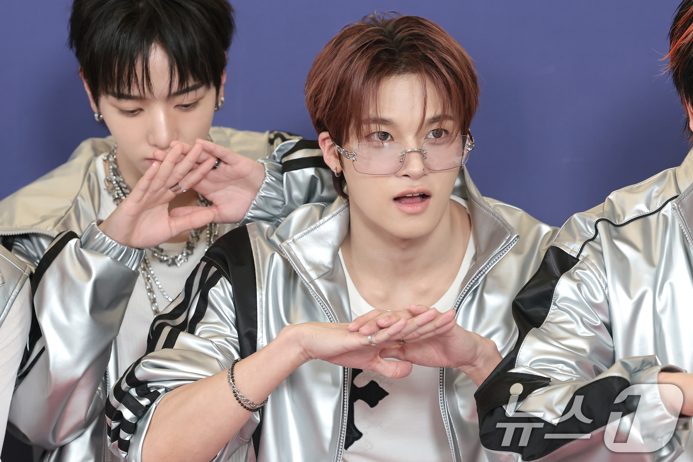 (서울=뉴스1) 권현진 기자 = 싸이커스 준민(오른쪽)이 15일 오후 서울 송파구의올림픽공원 KSPO돔에서 열린 '33주년 한터뮤직어워즈 2025’ 레드카펫 행사에 참석해 포즈를 …