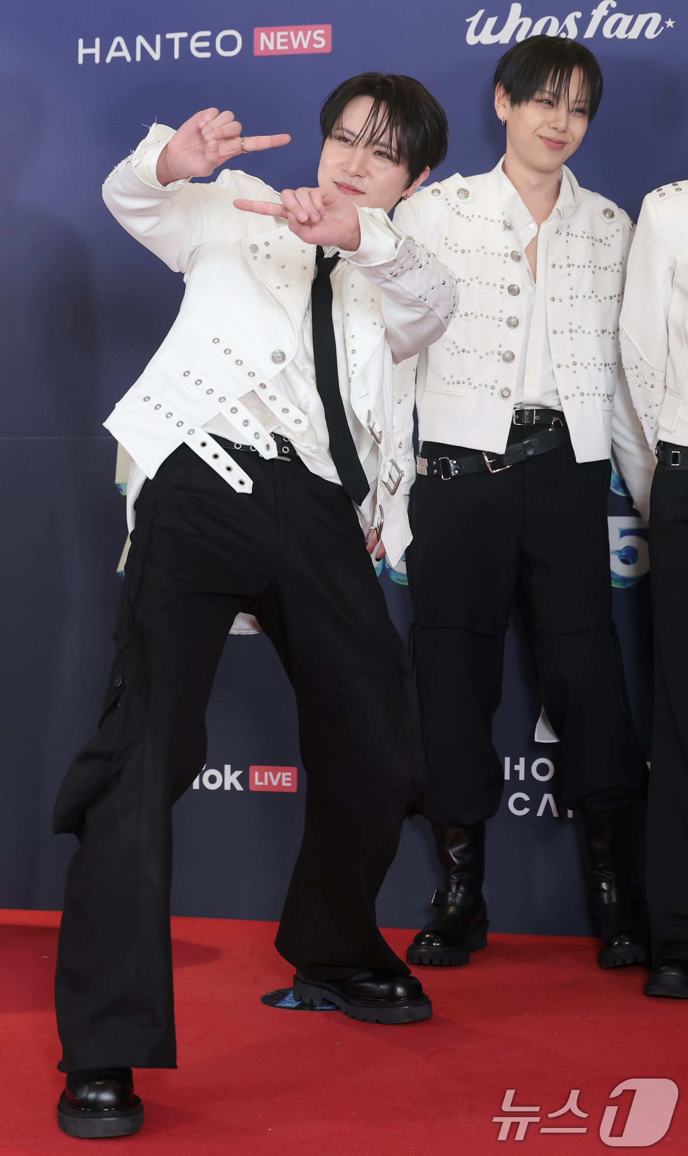 (서울=뉴스1) 권현진 기자 = 위아이 김동한(왼쪽)이 15일 오후 서울 송파구의올림픽공원 KSPO돔에서 열린 '33주년 한터뮤직어워즈 2025’ 레드카펫 행사에 참석해 댄스를 선 …