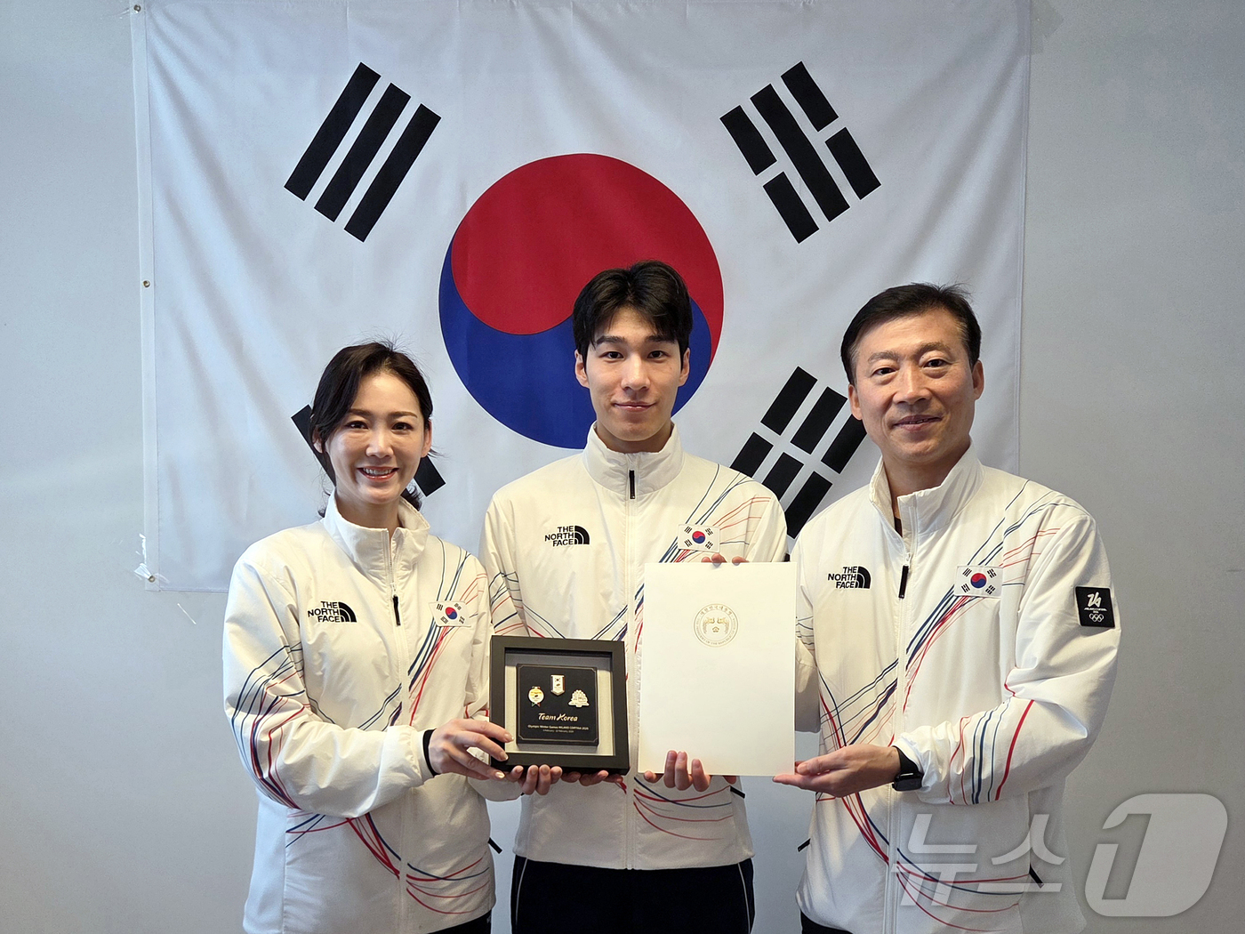 (밀라노=뉴스1) 김진환 기자 = 쇼트트랙 남자 1,500m에서 은메달을 획득한 황대헌이 15일(현지시간) 이탈리아 밀라노에서 이수경 선수단장과 김택수 부단장에게 이재명 대통령 축 …